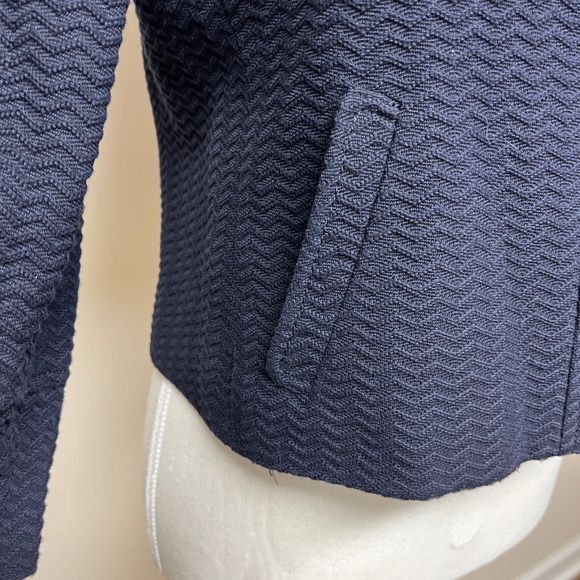 Ann Taylor Navy Jacket, EUC, sz 0, P-P 18”,
No pulls, long sleeve flair hem - Picture 5 of 9